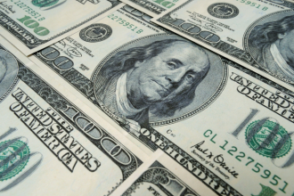 Pagamento de US$ 1 trilhão a Elon Musk gera reação sindical e expõe debate sobre subsídios bilionários