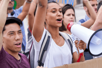 Protesto de policiais em São Paulo pressiona Tarcísio e reacende debate sobre reajuste salarial e segurança pública