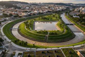 EBS – Empresa Brasileira de Saneamento LTDA explica a importância da drenagem urbana na prevenção de enchentes.