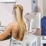 Ao abordar a ansiedade antes da mamografia, Vinicius Tadeu Sattin Rodrigues explica como enfrentar o medo e manter o foco na prevenção como parte essencial do cuidado com a saúde feminina.