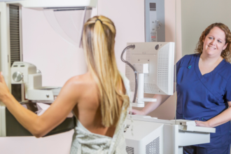 Ao abordar a ansiedade antes da mamografia, Vinicius Tadeu Sattin Rodrigues explica como enfrentar o medo e manter o foco na prevenção como parte essencial do cuidado com a saúde feminina.