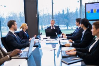 PLR negociada por comissão paritária sem assinatura de sindicatos é válida segundo entendimento do TST e redefine a negociação trabalhista