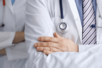 Nomeação de médico em Poços de Caldas: sindicatos reforçam cobrança e revelam desafios na gestão do polo de saúde local