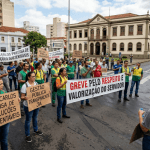 Greve em São Carlos expõe desafios da gestão pública e pressiona por soluções sustentáveis