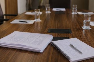 Contribuição Previdenciária de Aposentados em Curitiba: O Que o Diálogo do IPMC com o Sismmac e o Sismuc Revela Sobre o Futuro da Previdência Municipal
